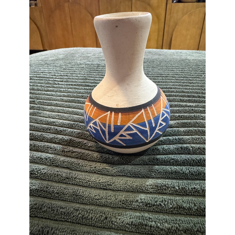 Sioux Native American Pottery Bud Vase Marion Selwyn‎ South Dakota Hand Paint